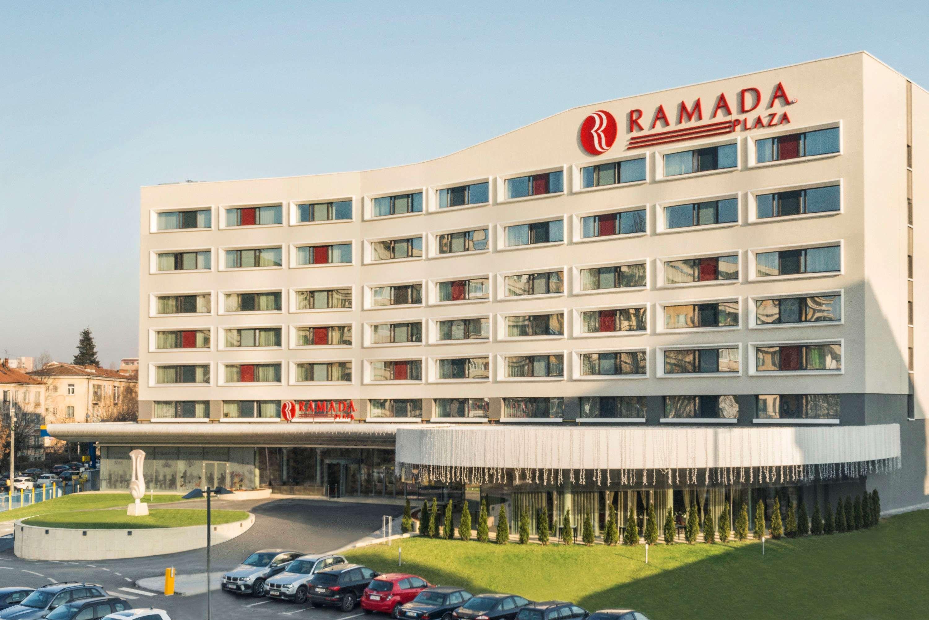 Ramada Plaza Craiova Hotel Exterior foto