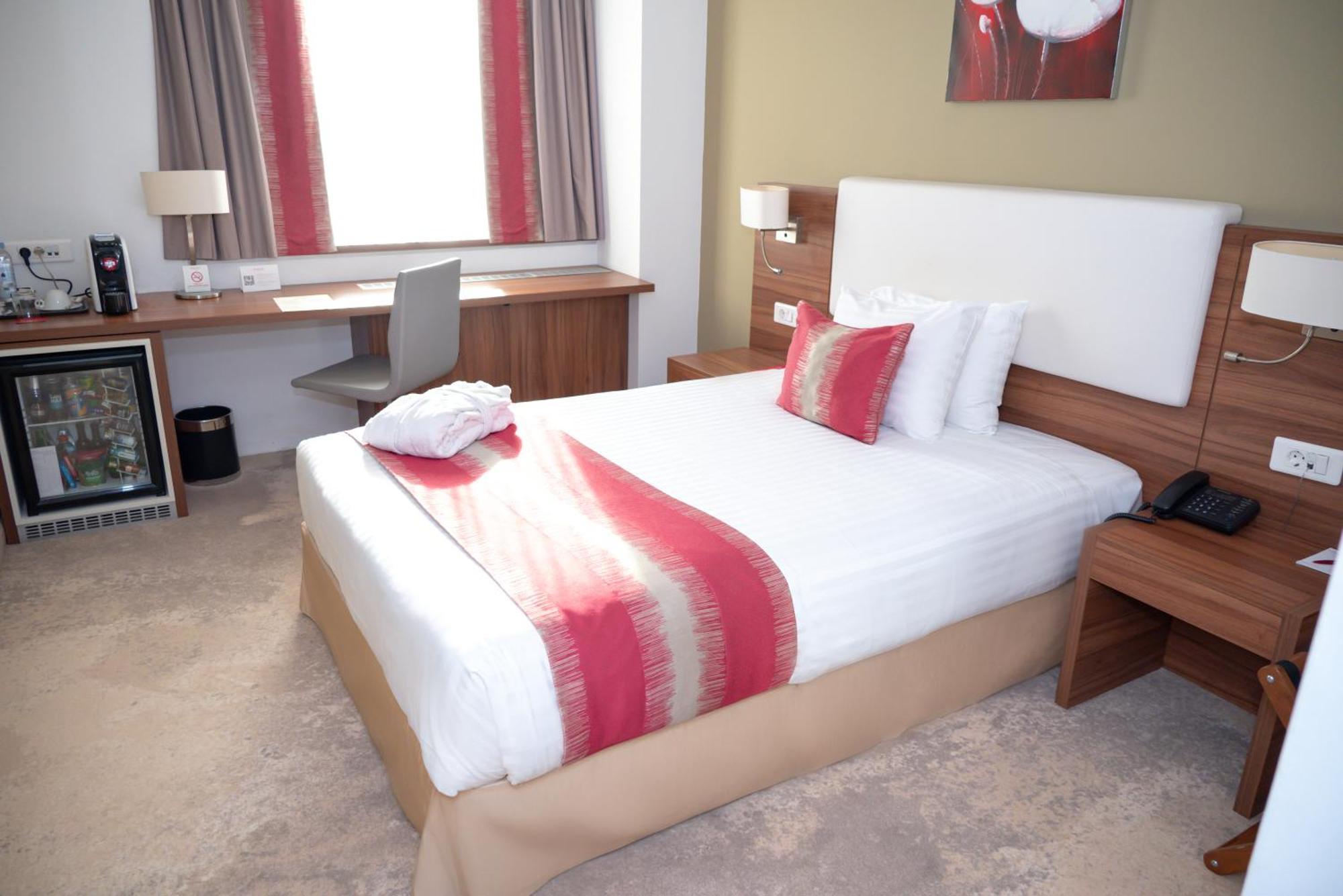 Ramada Plaza Craiova Hotel Exterior foto