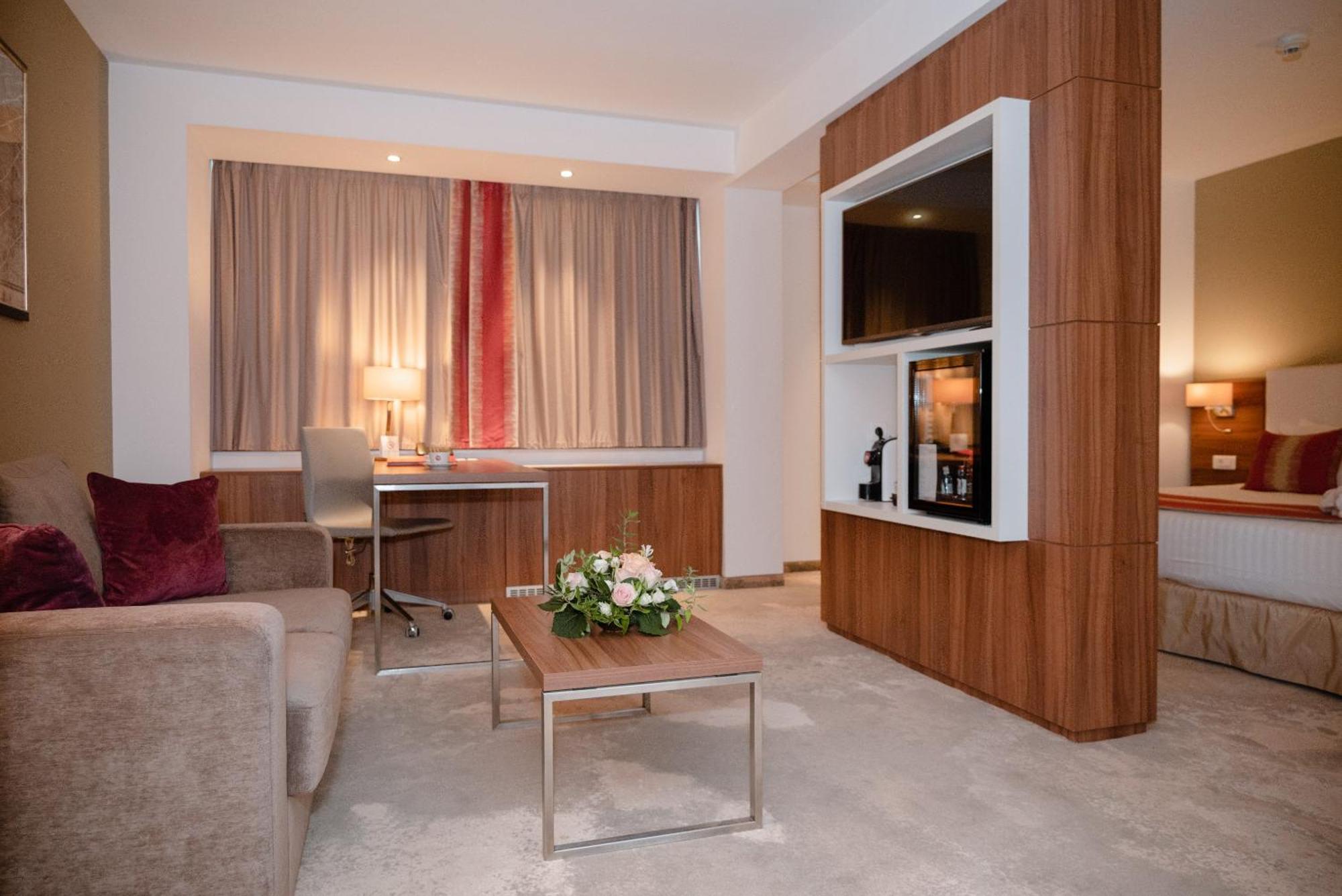 Ramada Plaza Craiova Hotel Exterior foto