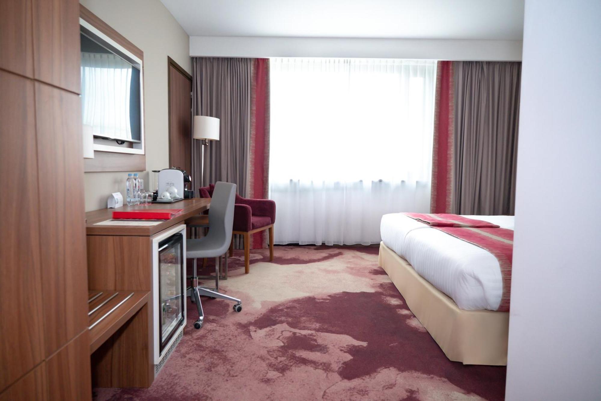 Ramada Plaza Craiova Hotel Exterior foto