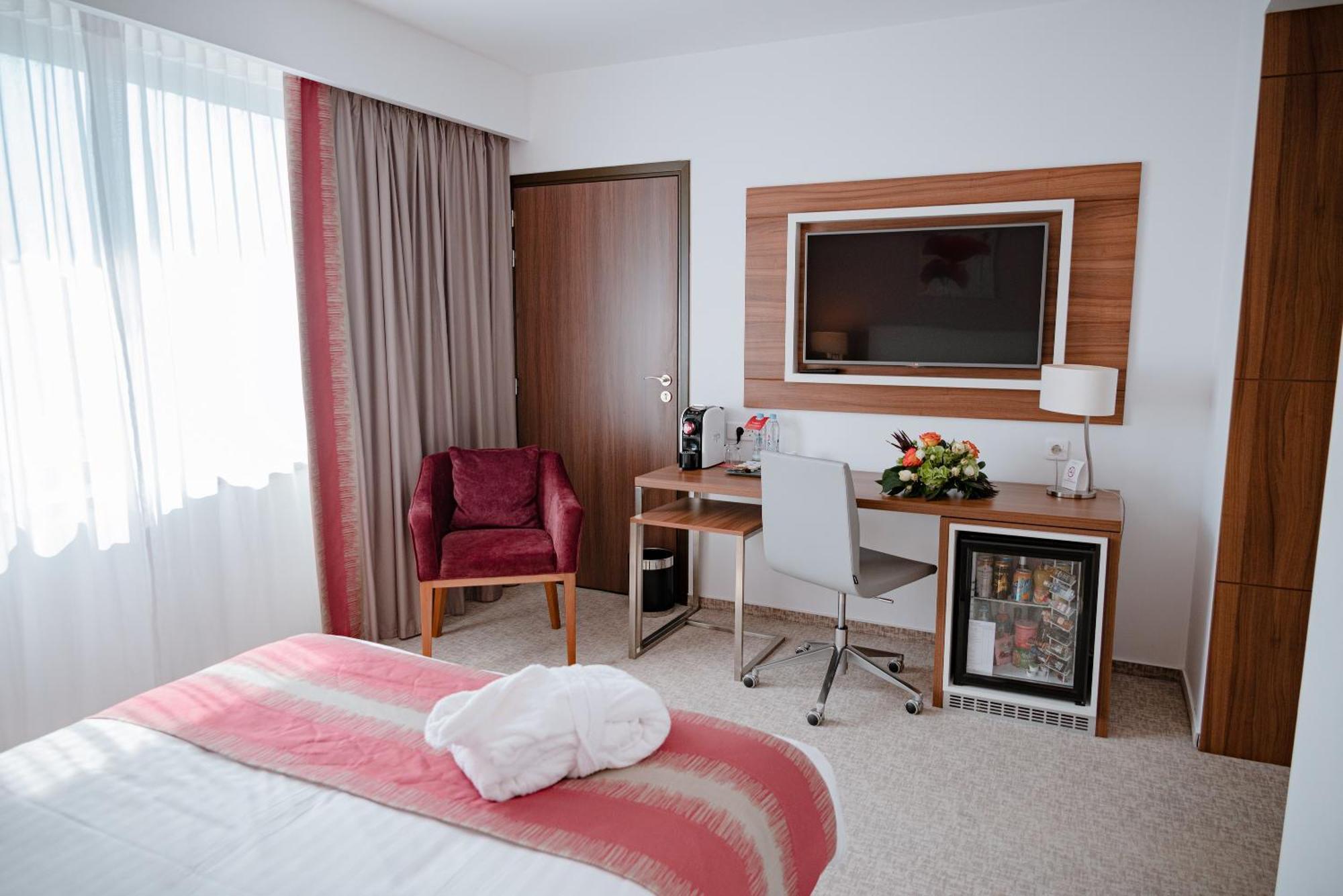 Ramada Plaza Craiova Hotel Exterior foto