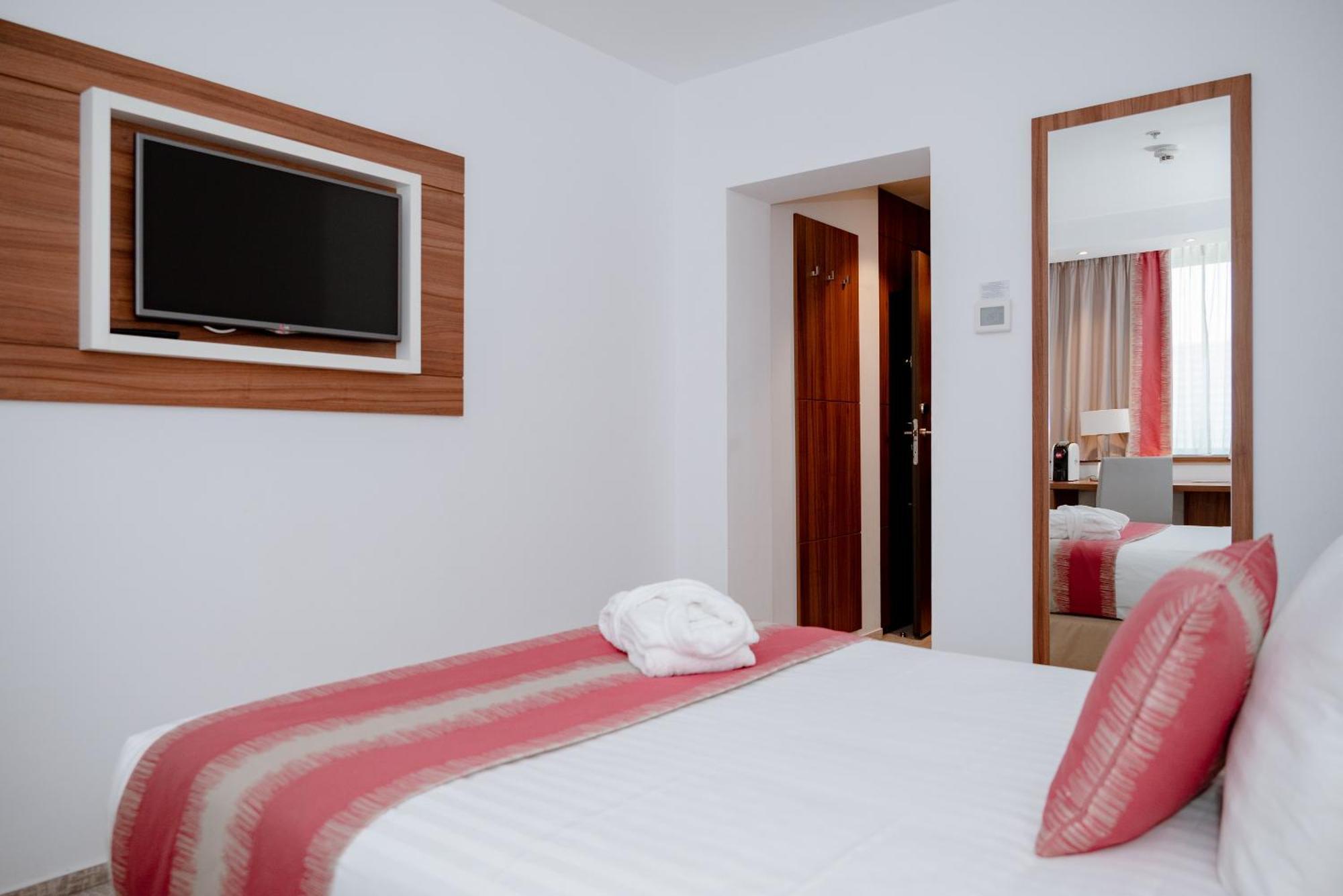Ramada Plaza Craiova Hotel Exterior foto