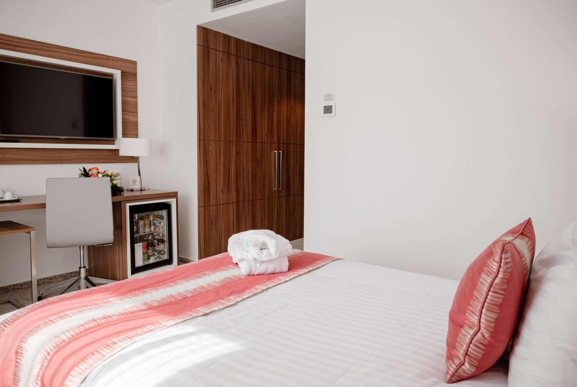 Ramada Plaza Craiova Hotel Exterior foto