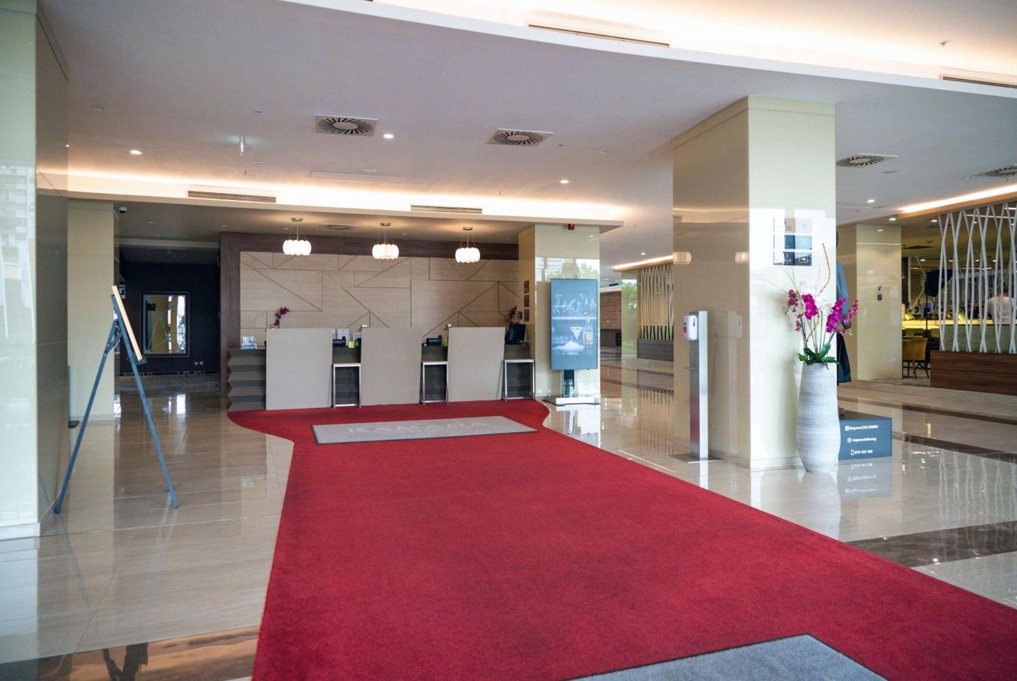 Ramada Plaza Craiova Hotel Exterior foto