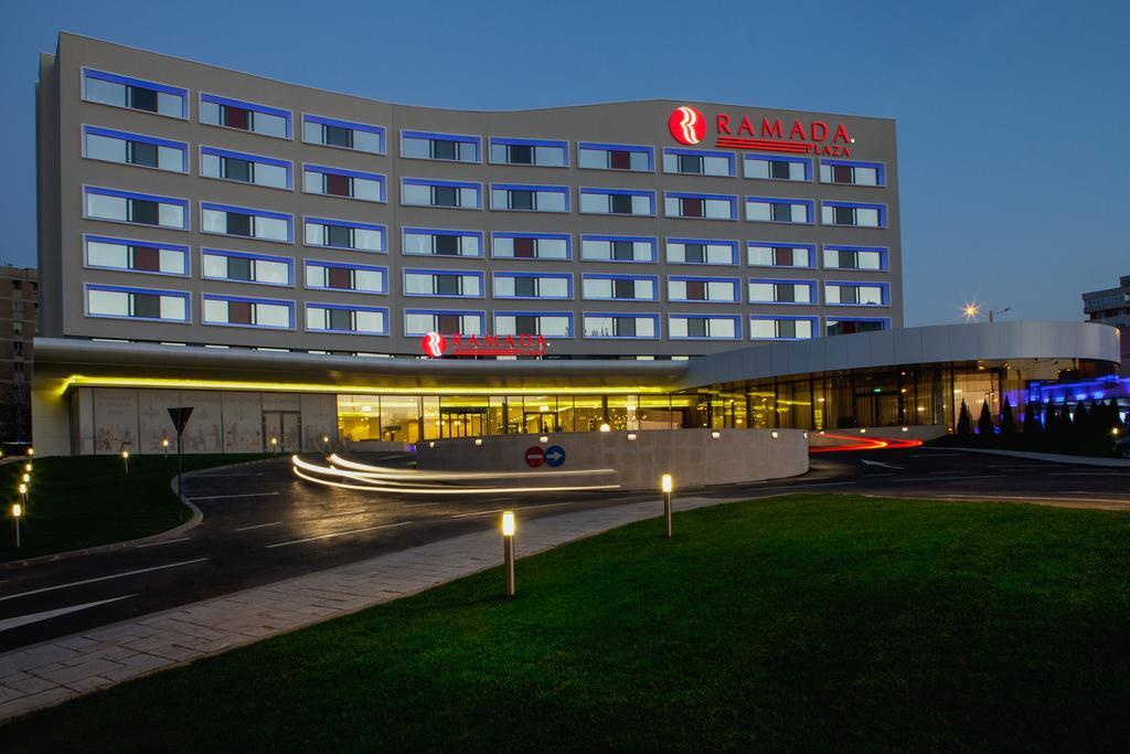 Ramada Plaza Craiova Hotel Exterior foto