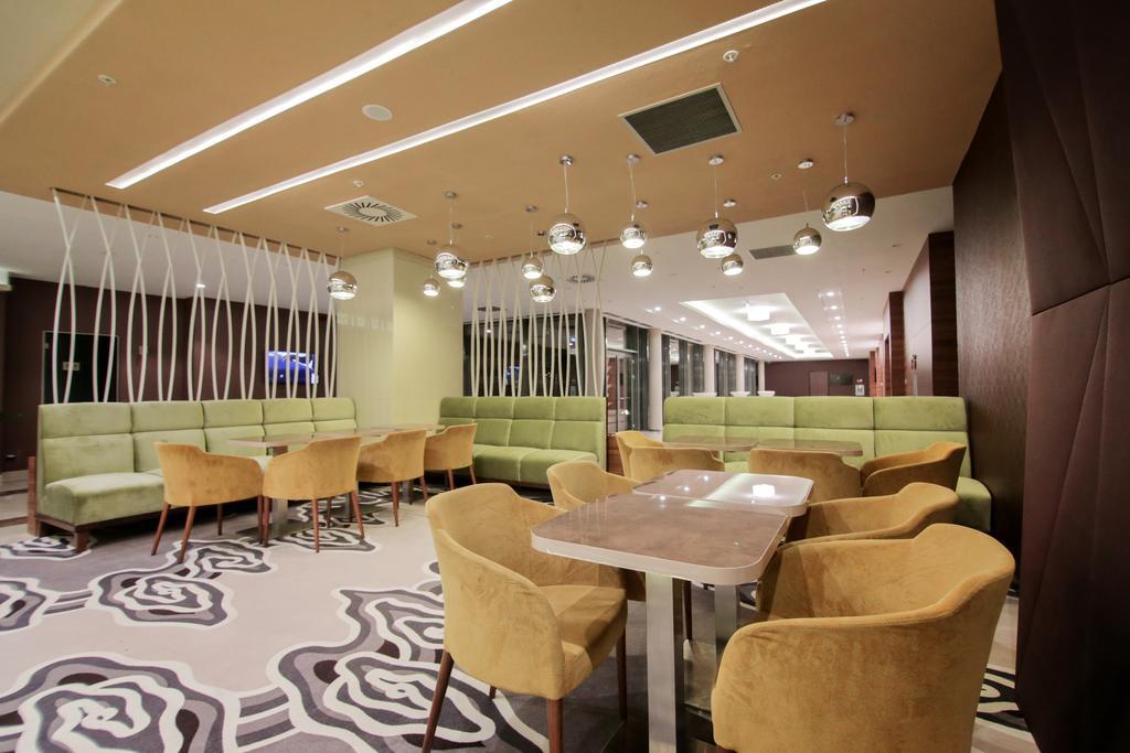 Ramada Plaza Craiova Hotel Exterior foto