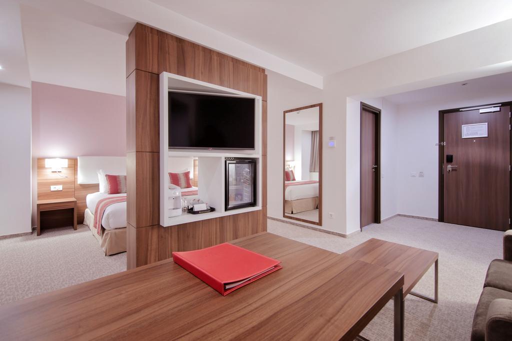 Ramada Plaza Craiova Hotel Exterior foto