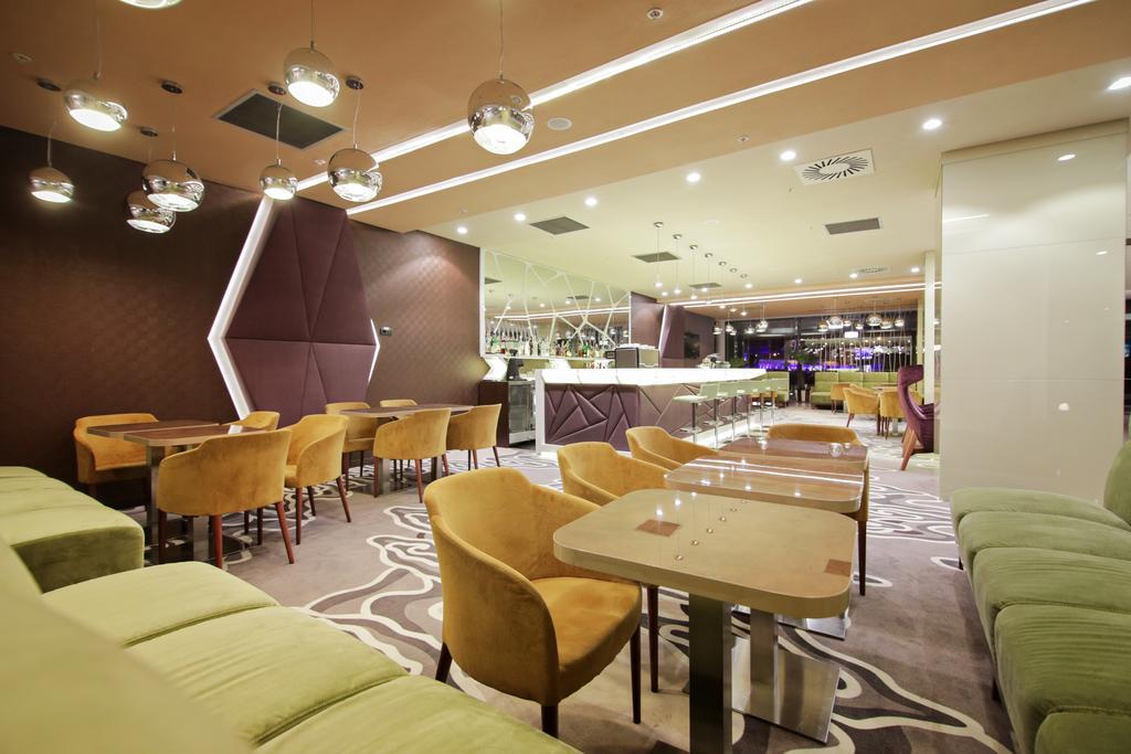 Ramada Plaza Craiova Hotel Exterior foto
