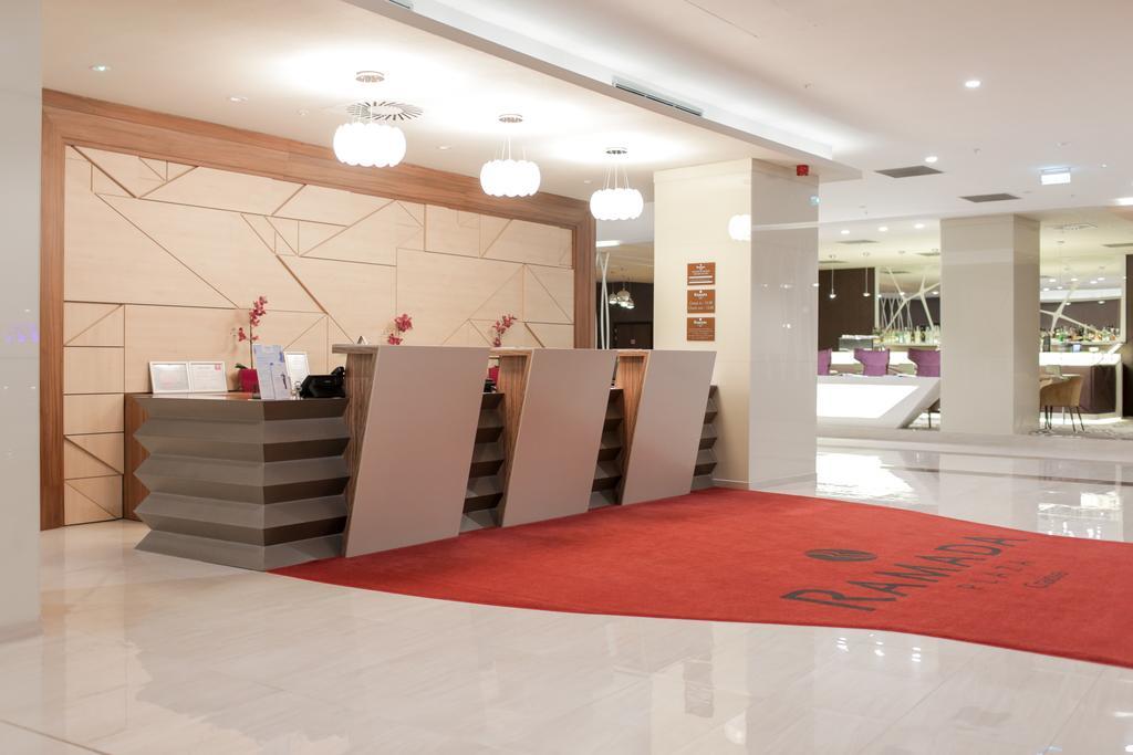 Ramada Plaza Craiova Hotel Exterior foto