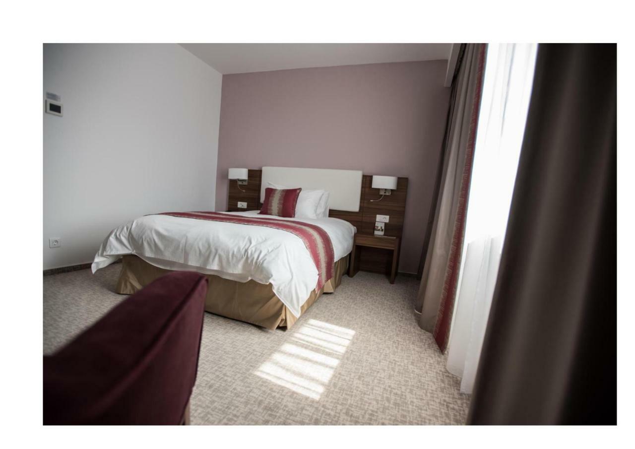 Ramada Plaza Craiova Hotel Exterior foto